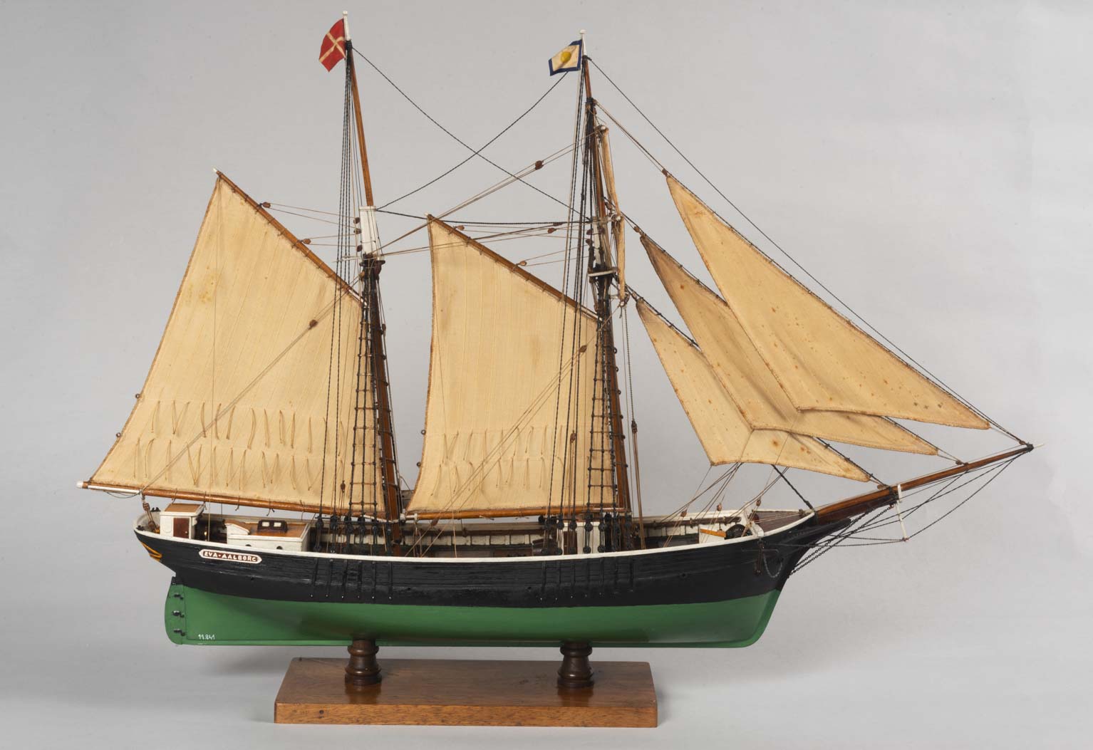Model of the schooner brig Carmen