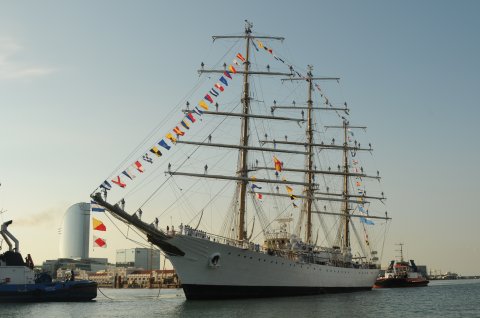 Vaixell escola Libertad entrant al port de Barcelona