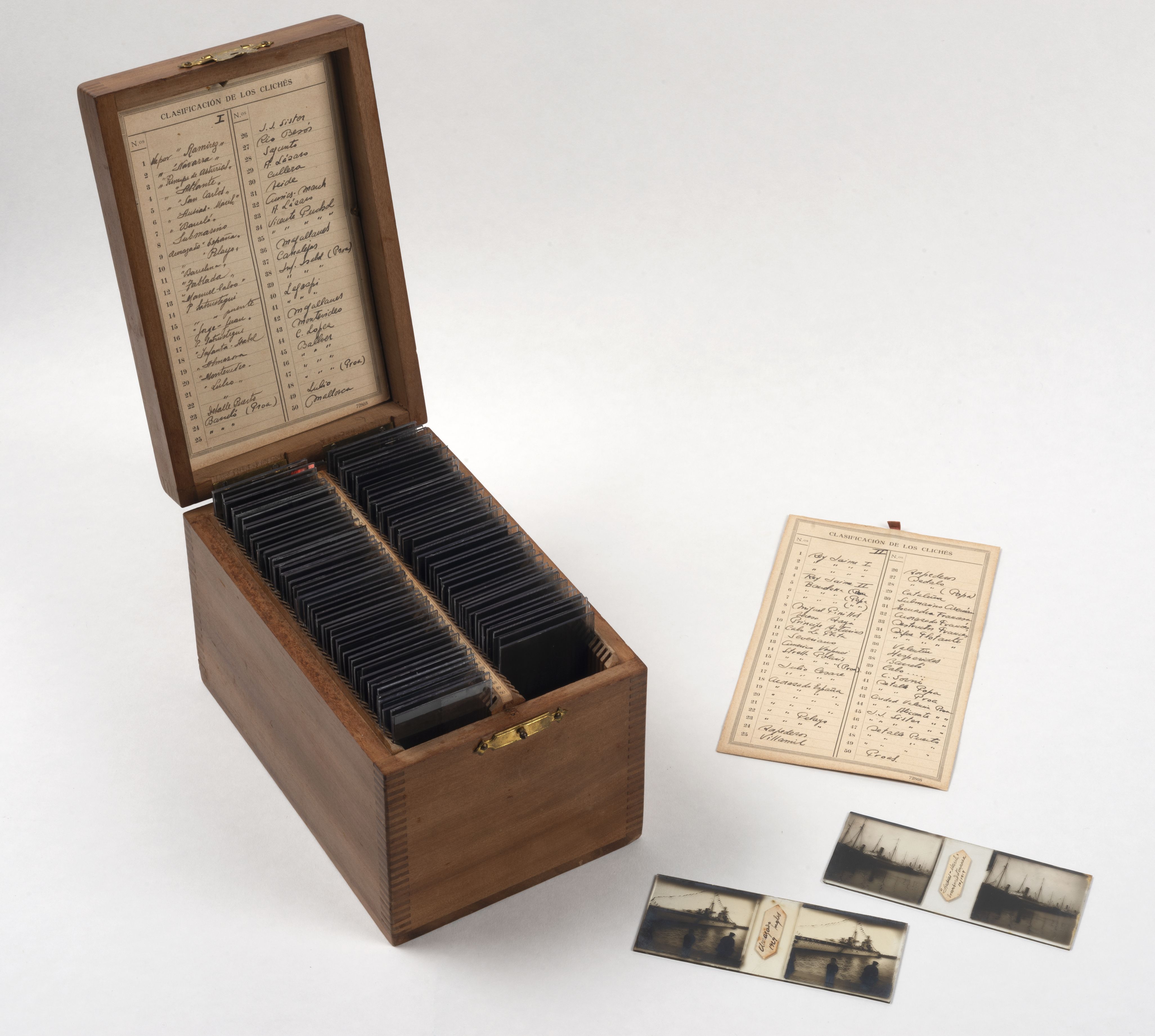 Gelatin dry plate negatives on glass, wooden box for glass negatives and lists with the description of the images recorded: name of the ship, place and date 