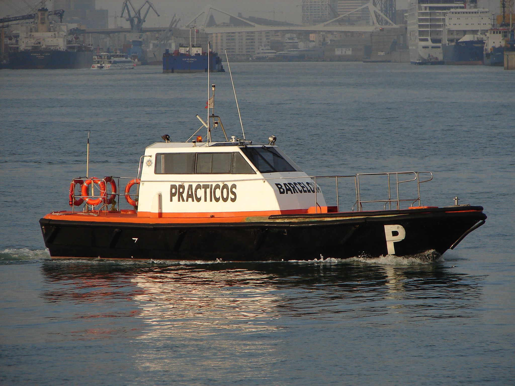 Bot de pràctics al port de Barcelona